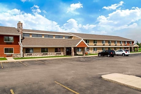 AmericInn by Wyndham Elkhorn Near Lake Geneva