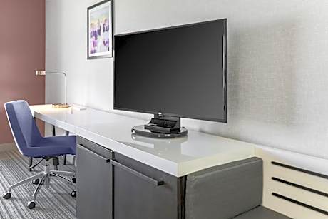 1 King Premium W/In-Room Drinks-Snacks