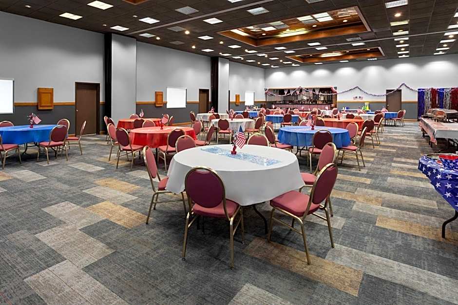 AmericInn & Suites by Wyndham Baraboo Event Center