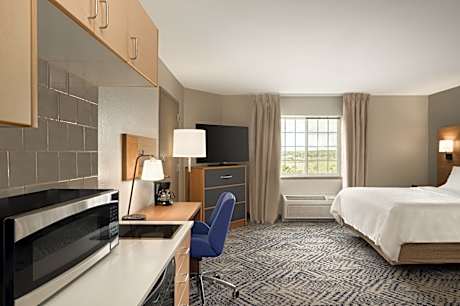 1 Queen Bed Studio Suite Comm Access Tub