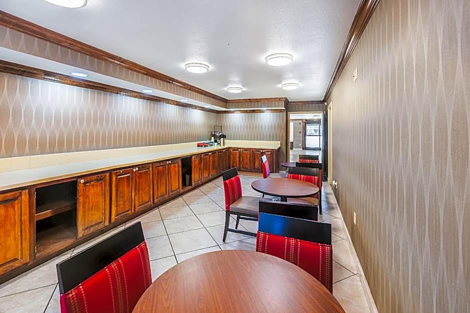 Super 8 by Wyndham Jackson MS Near the Fairgrounds