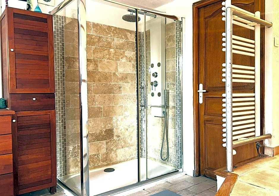 Suite Nymphéalove - Parking - Piscine - Jacuzzi - 50 m2 - CapitalChic Services Peymeinade
