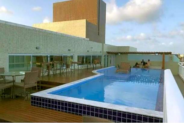 Confortável Flat com piscina de borda infinita na cobertura
