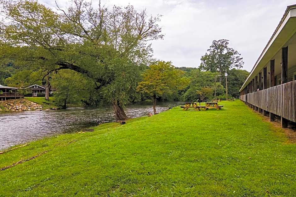 Lloyd's On The River Country Inn By OYO