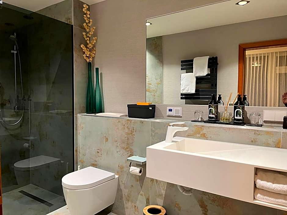 DAS SCHLOSSBERG - Boutique Hotel im Park- Nahe der Therme