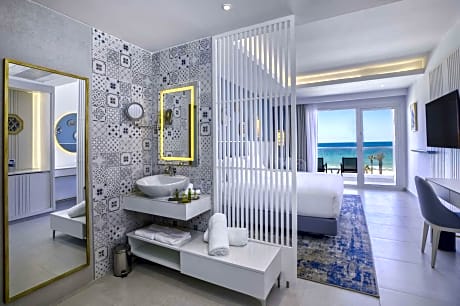 Deluxe King Room with Front Sea View