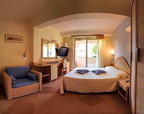 Deluxe Triple Room with Pool View and Lateral Sea View - Beach Access