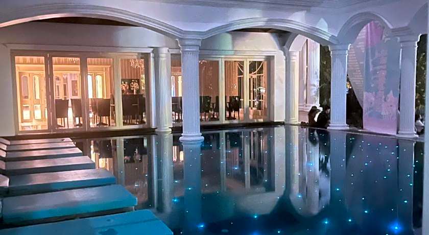 V20 Boutique Jacuzzi Hotel