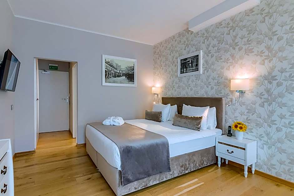 New Era Hotel Old Town - Covered paid parking within 10 minutes walk