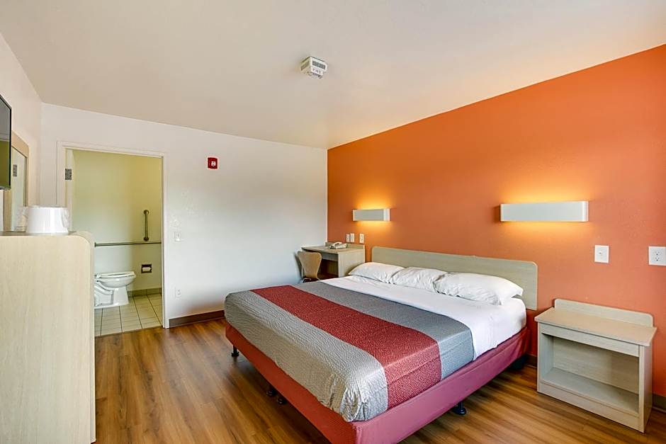 Motel 6-Columbus, OH - West