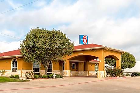 Motel 6 Alvarado TX