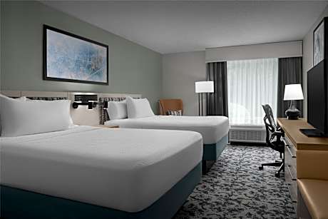 2 Queens Premium W/In-Room Drinks-Snacks