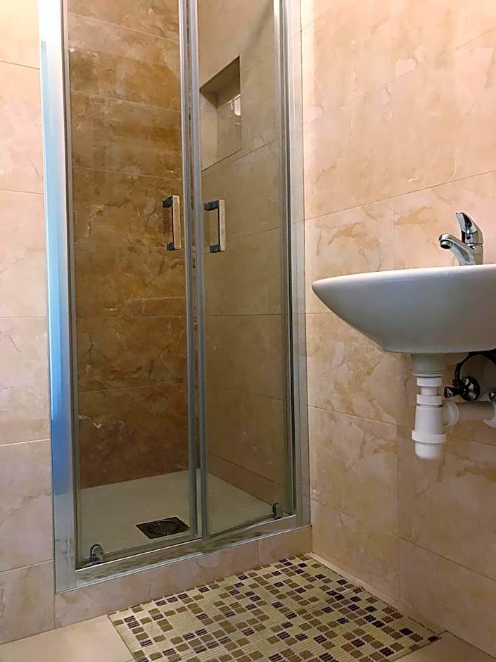 City Hotel B&B, reception 24 7, 800m od-from R1, free parking