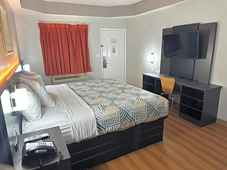 Queen Room - Disability Access/Non-Smoking