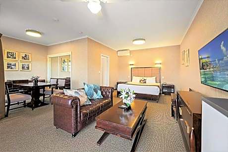 Hillview Spa Suite with One King Bed