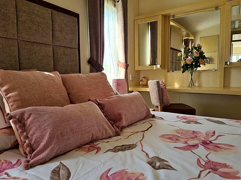 Beautiful 2 bedroom caravan, holiday park Tenby