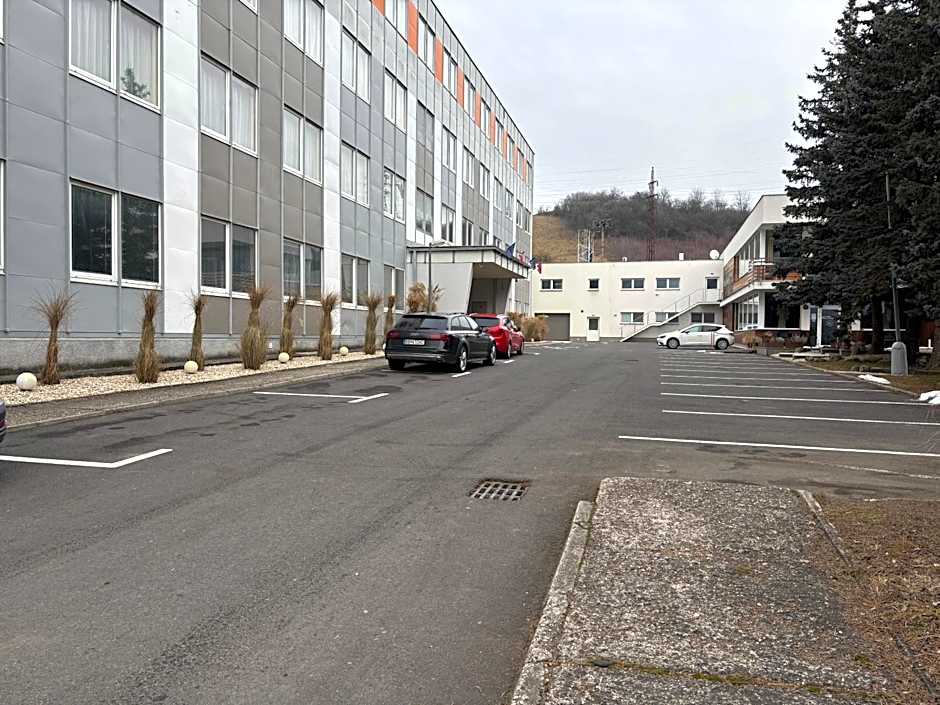 City Hotel B&B, reception 24 7, 800m od-from R1, free parking