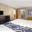 La Quinta Inn & Suites by Wyndham Detroit Metro Airport