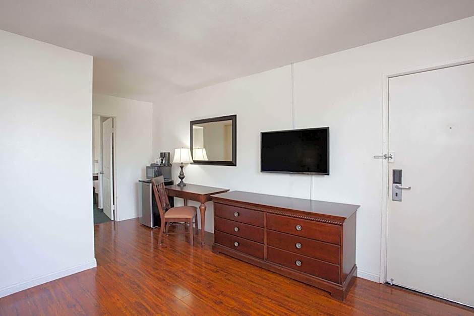 Days Inn by Wyndham Orange Anaheim