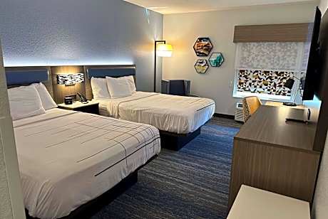 Queen Room with Two Queen Beds and Bath Tub - Mobility Accessible/Non-Smoking