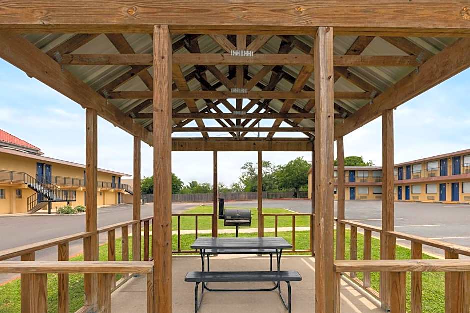 Travelodge by Wyndham New Braunfels