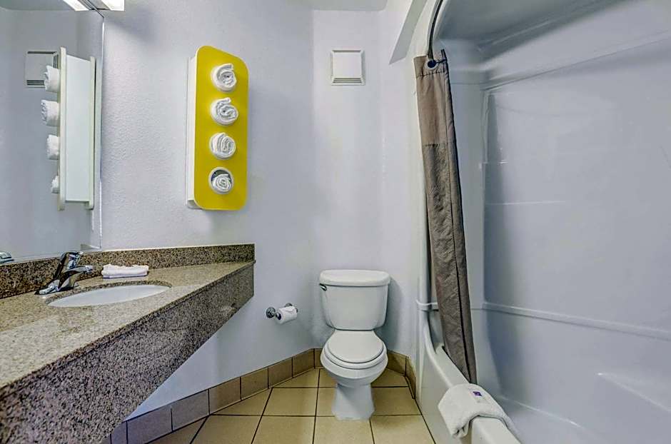 Howard Johnson by Wyndham Lemoore