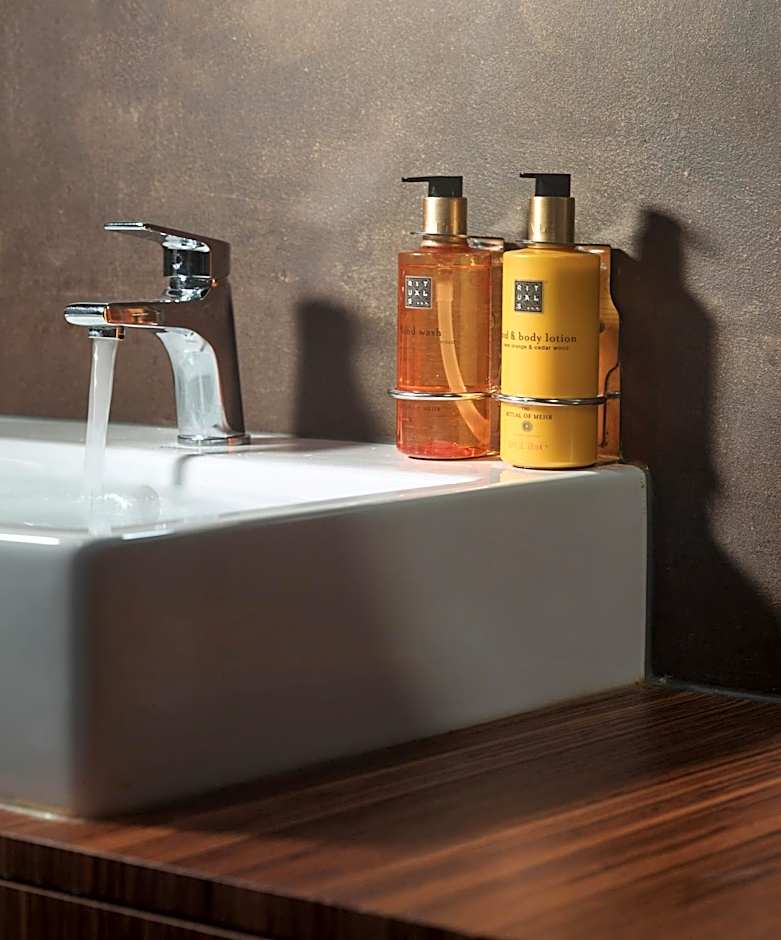 The ICON Hotel & Lounge