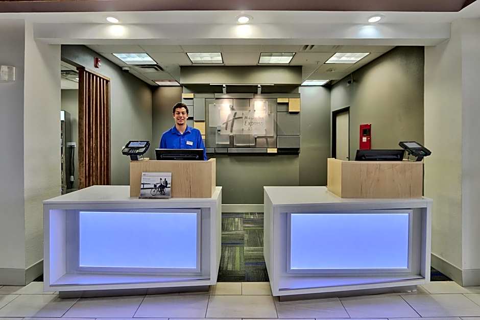 Holiday Inn Express & Suites Portales By IHG