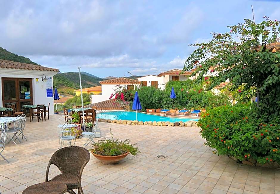 Residence con piscina a Tanaunella a 1500 m dal mare