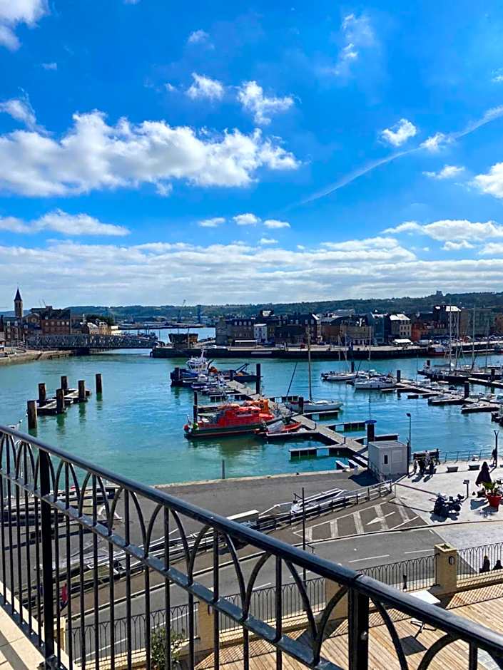 LA TOUR AUX CRABES près de la plage