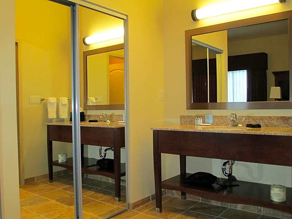 Hampton Inn & Suites Minot