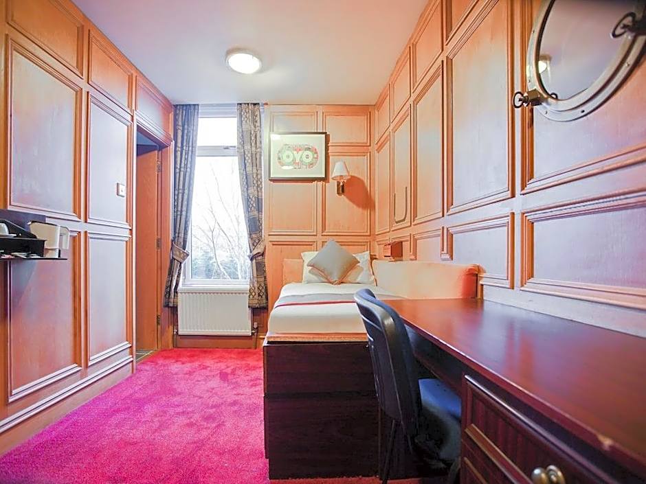 OYO The Rowers Hotel