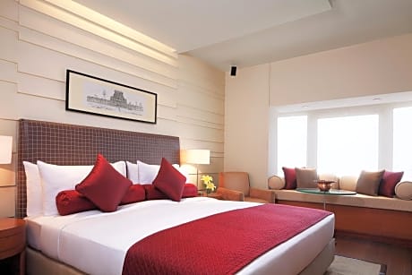 Junior Suite Room With Lounge Access & One Way Airport Transfer