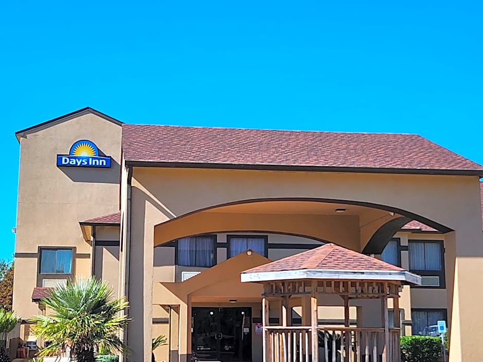 Days Inn by Wyndham Lumberton