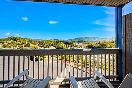 1 King Bed and Balcony - No Smoking