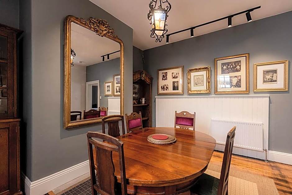 Connage - Historic Battery Point Police Station