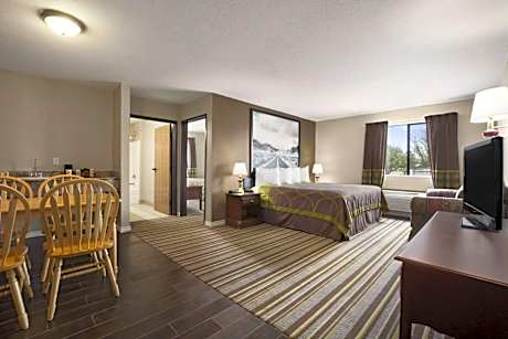 Queen Room with Three Queen Beds - Non-Smoking