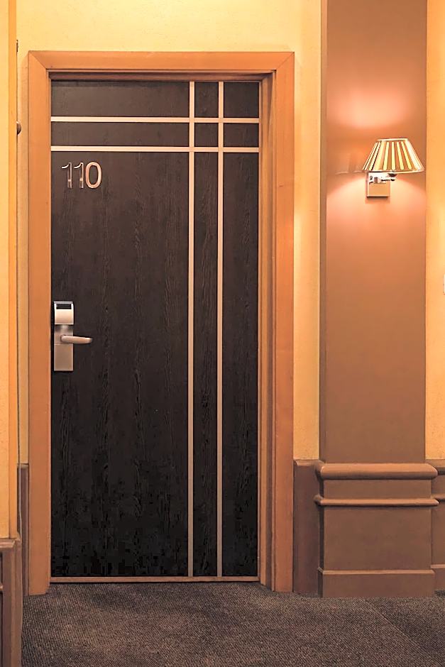 TANA Hotel