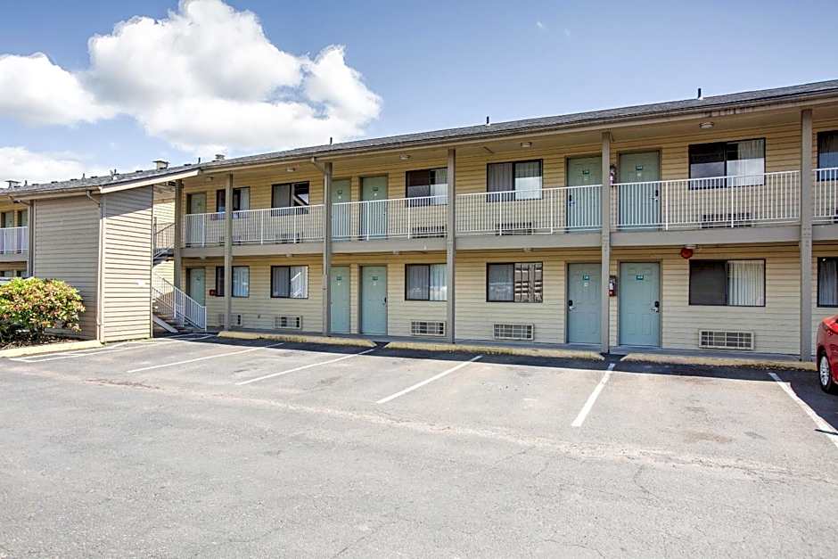 OYO Woodland Hotel and Suites