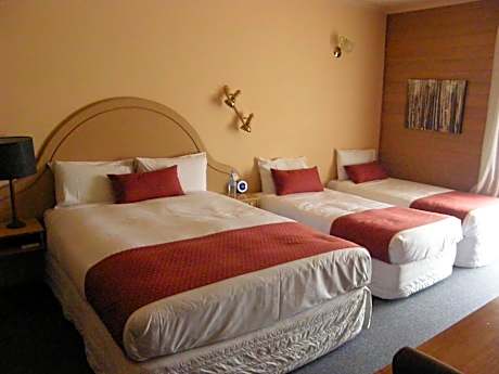 Deluxe Queen Room with Two Single Beds