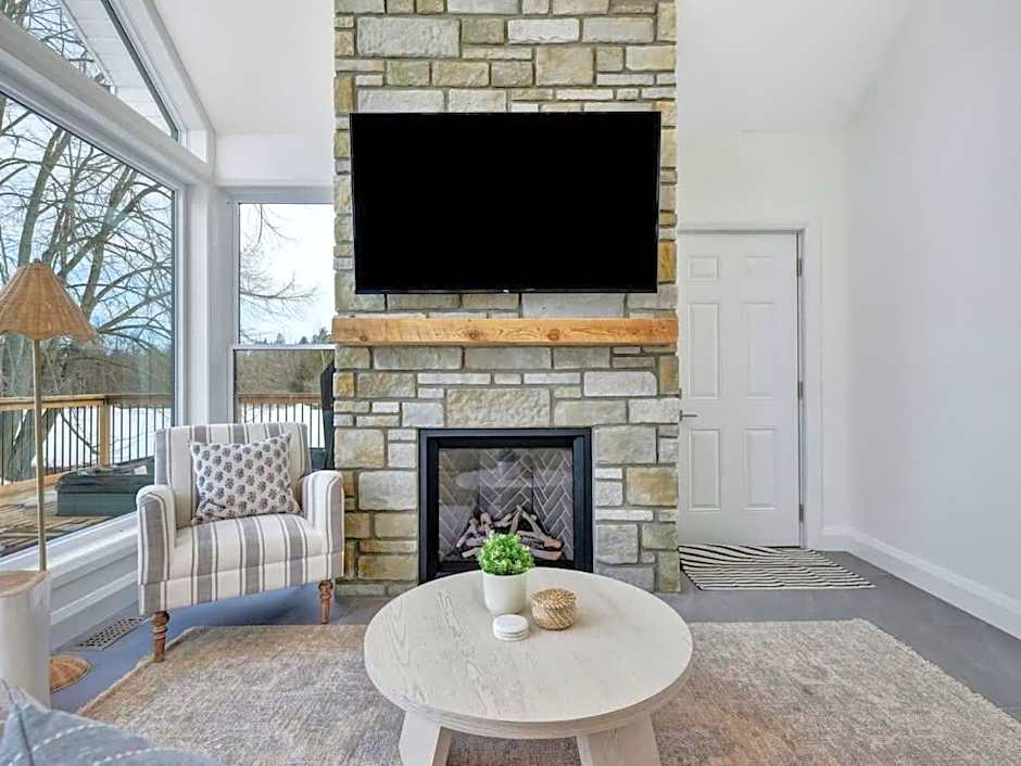 Gorgeous private retreat with hot tub