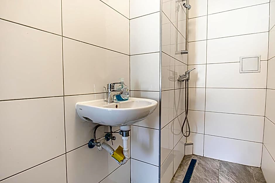 Near Schönbrunn - Economy Rooms in Shared Apartment at Meidling Train Station