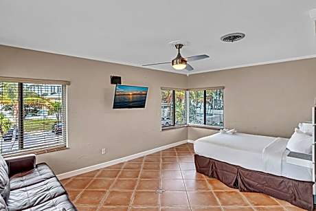 Bedroom Suite Courtyard Queen