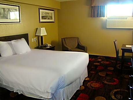 Deluxe Queen Room with Kitchenette