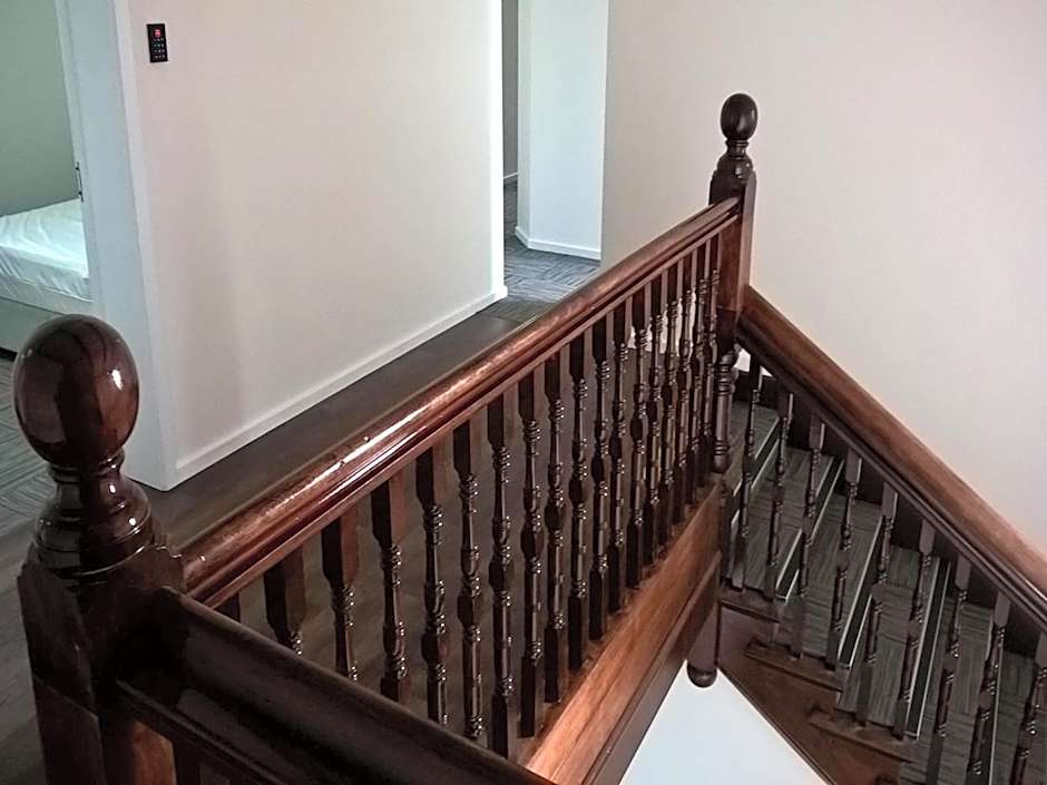 CROWN CENTRAL BUSINESS DISTRICT Motel