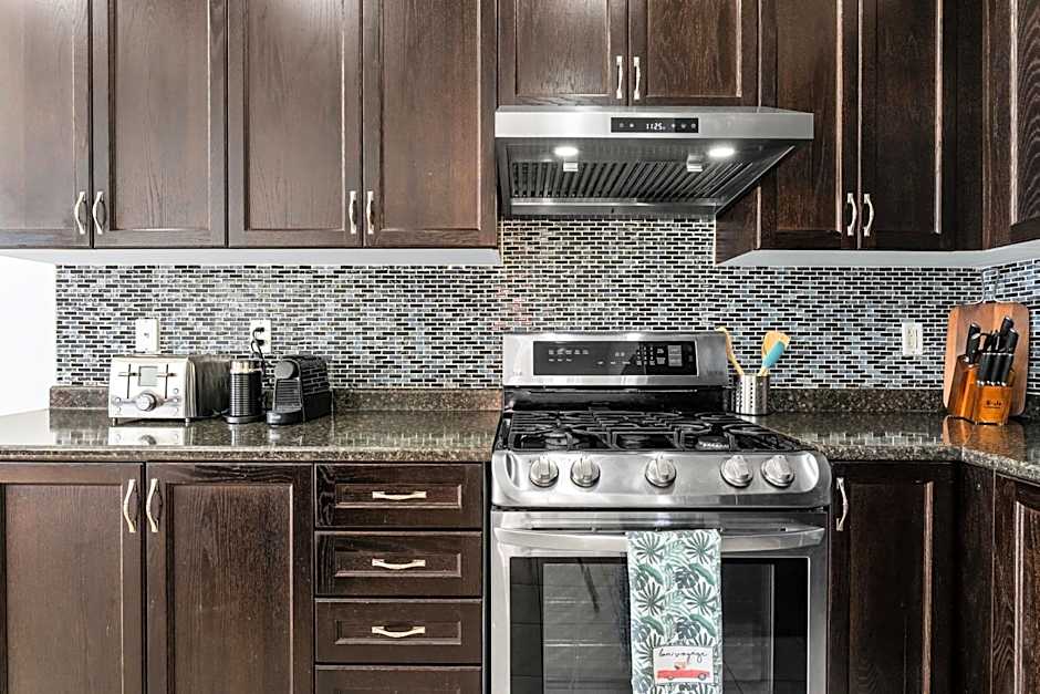 Oshawa Family Haven - Luxury 7BR Villa with Cozy Fireplaces & Hot Tub