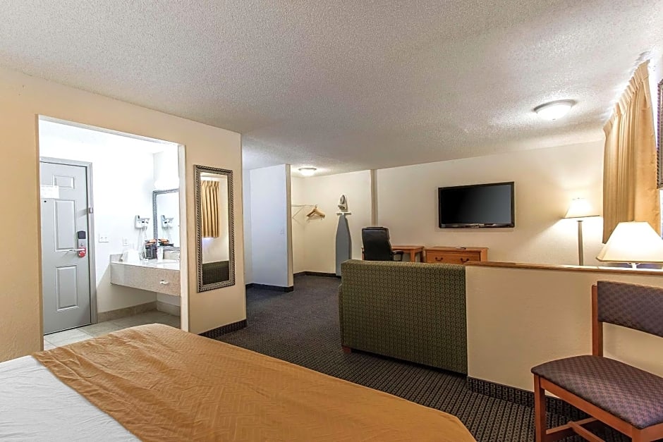 Econo Lodge  Inn & Suites Clinton