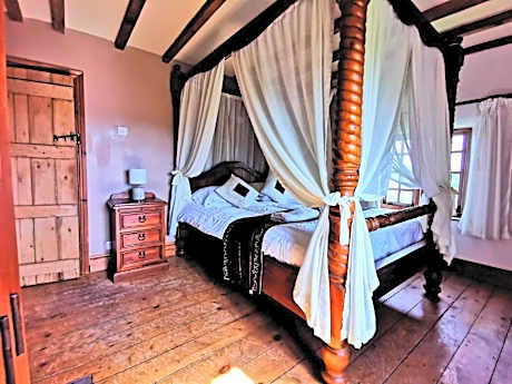 Three-Bedroom House with Hot Tub