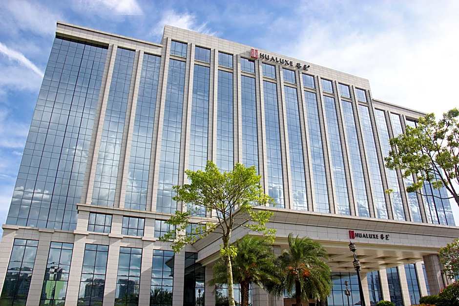 HUALUXE Yangjiang City Center By IHG