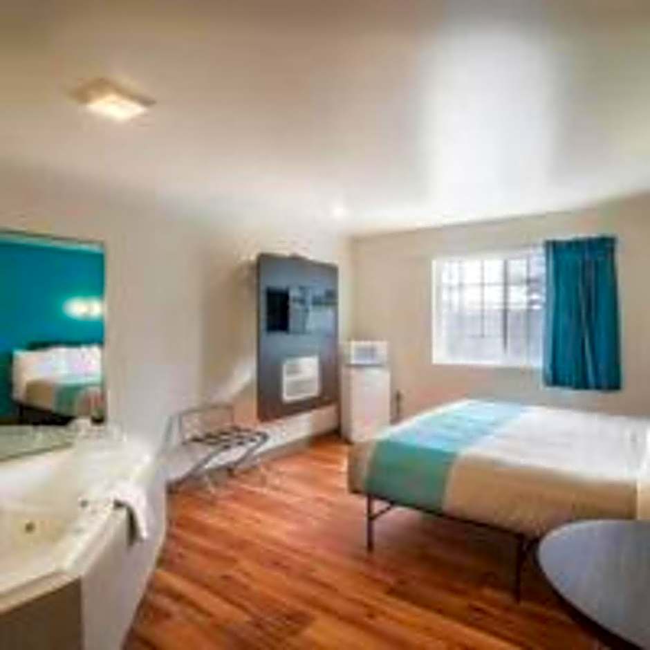 Photo 1 of 5 of Deluxe 1 King Bed